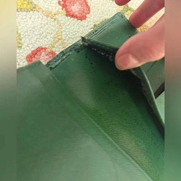 LOUIS VUITTON Vintage Unisex Green Epi Leather Long Bi-Fold Agenda Wallet - Picture 9 of 16